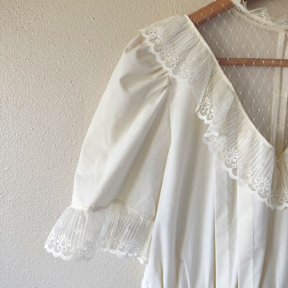 Vintage 80s White Lace Dress with Pearl Buttons – Size 4/6 - Picture 5 of 8